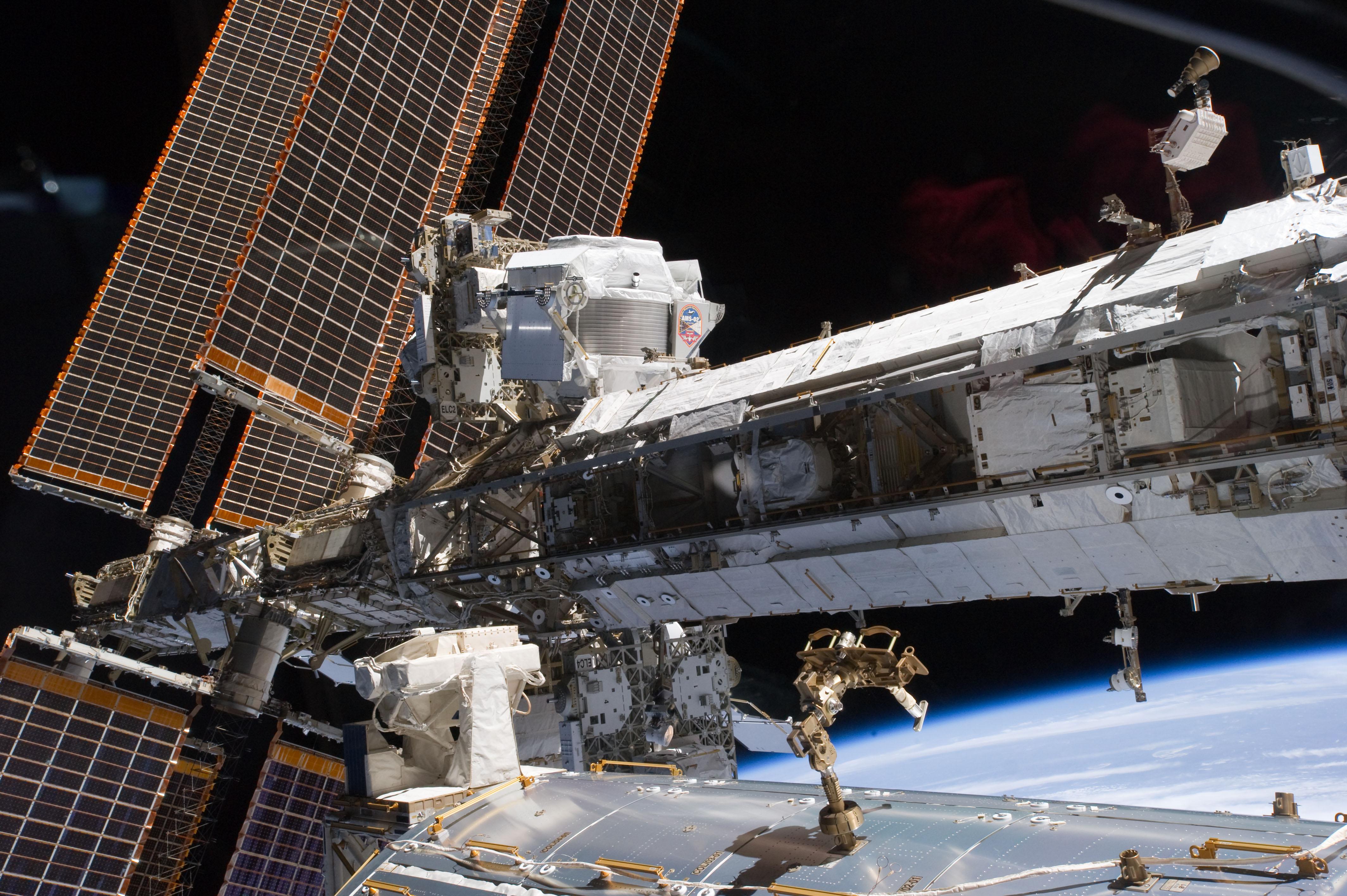 L'instrument AMS-2 fix&eacute; sur le bras de la Station spatiale internationale