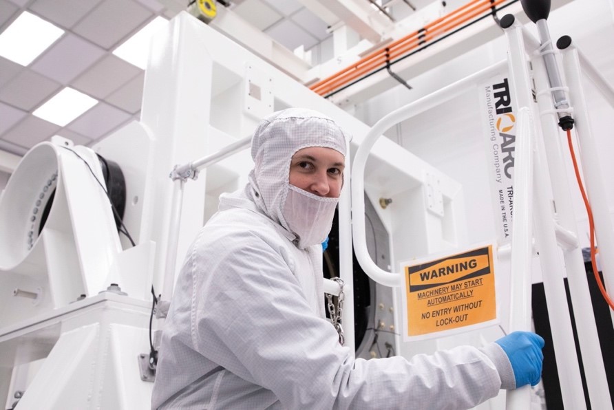 Photo de Claire Juramy-Gilles en tenue de protection, travaillant aupr&egrave;s du t&eacute;lescope LSST