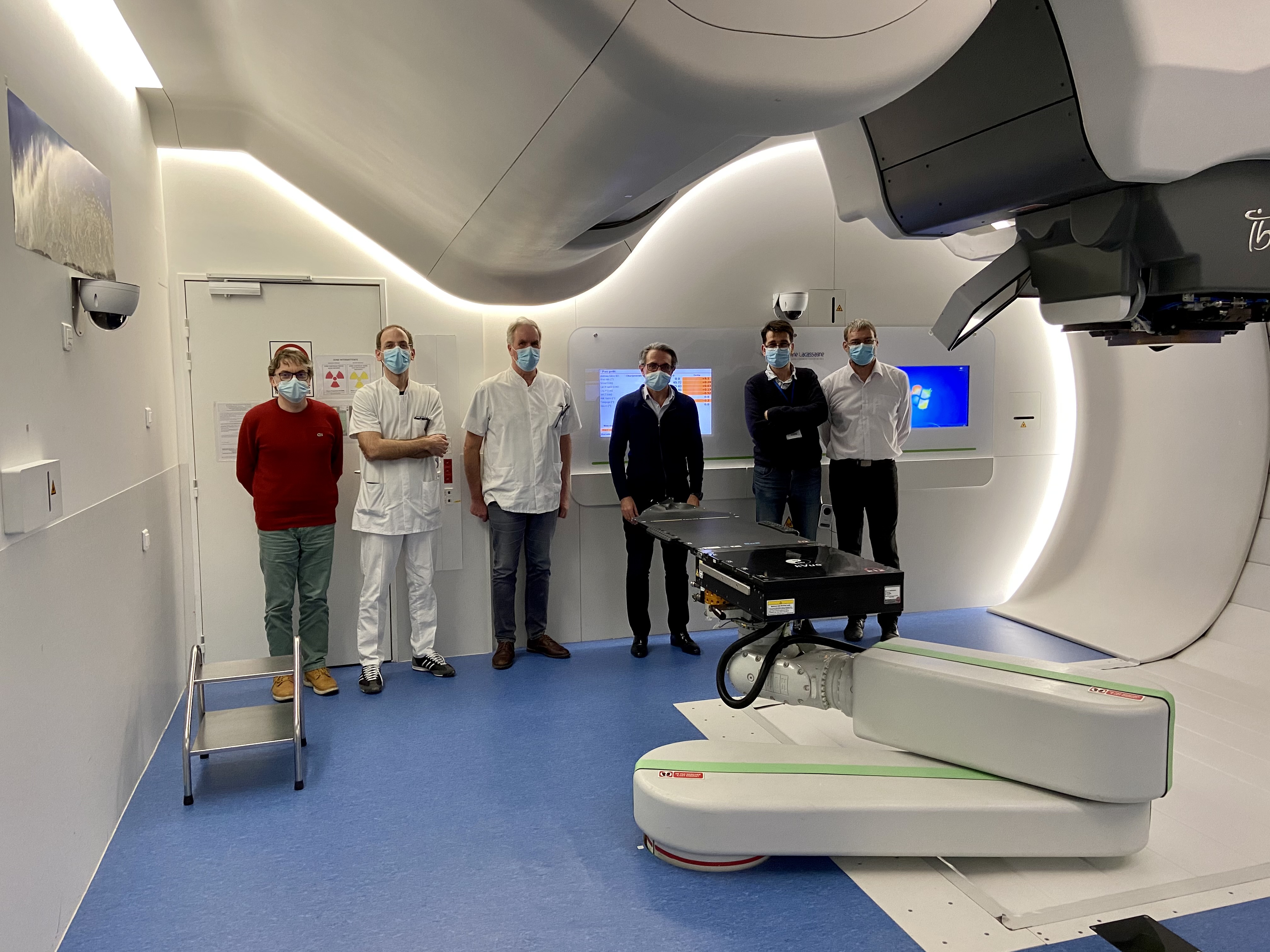 Photo de groupe (6 personnes) de la collaboration IN2P3 / CAL. Les personnes se tiennent dans une salle contenant du mat&eacute;riel d'imagerie m&eacute;dicale