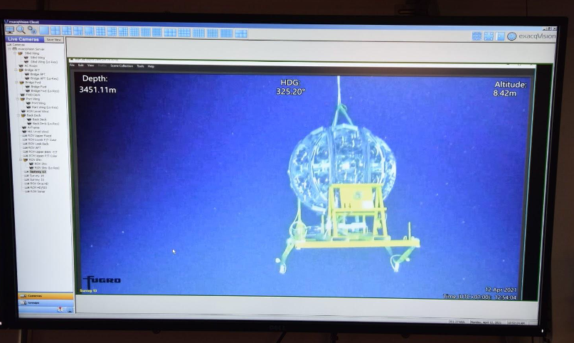 L'une des unit&eacute;s de d&eacute;tection de KM3NeT atteignant le fond marin.