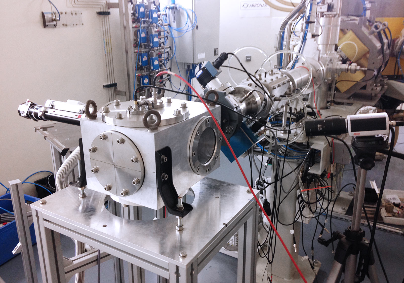 Dispositif exp&eacute;rimental install&eacute; en bout de ligne du cyclotron ARRONAX. Le faisceau arrive du fond de la casemate et vient s&rsquo;arr&ecirc;ter dans l'enceinte sous vide au premier plan, qui contient les cibles de zinc 70. L&rsquo;exp&eacute;rience a permis de d&eacute;terminer l&rsquo;&eacute;nergie optimale &agrave; laquelle le rendement de production du 67Cu est le meilleur. Pour une cible de 576 microns d'&eacute;paisseur, les deutons du faisceau doivent avoir une &eacute;nergie de 26 MeV. En partant d'une cible de zinc enrichie &agrave; 100%, on obtient alors une production de 6,4 MBq/microA/h, ce qui fournit 2,79 107 GBq/mg avec une irradiation de 40h par un faisceau de 80 microA, suivie d'une d&eacute;croissance de 70 min. Image Etienne Nigron, ARRONAX